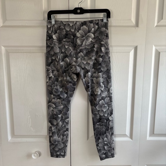 Athleta Elation Textured Tight M Chakra Floral Black White Gym Yoga Pilates Soft - Picture 4 of 7